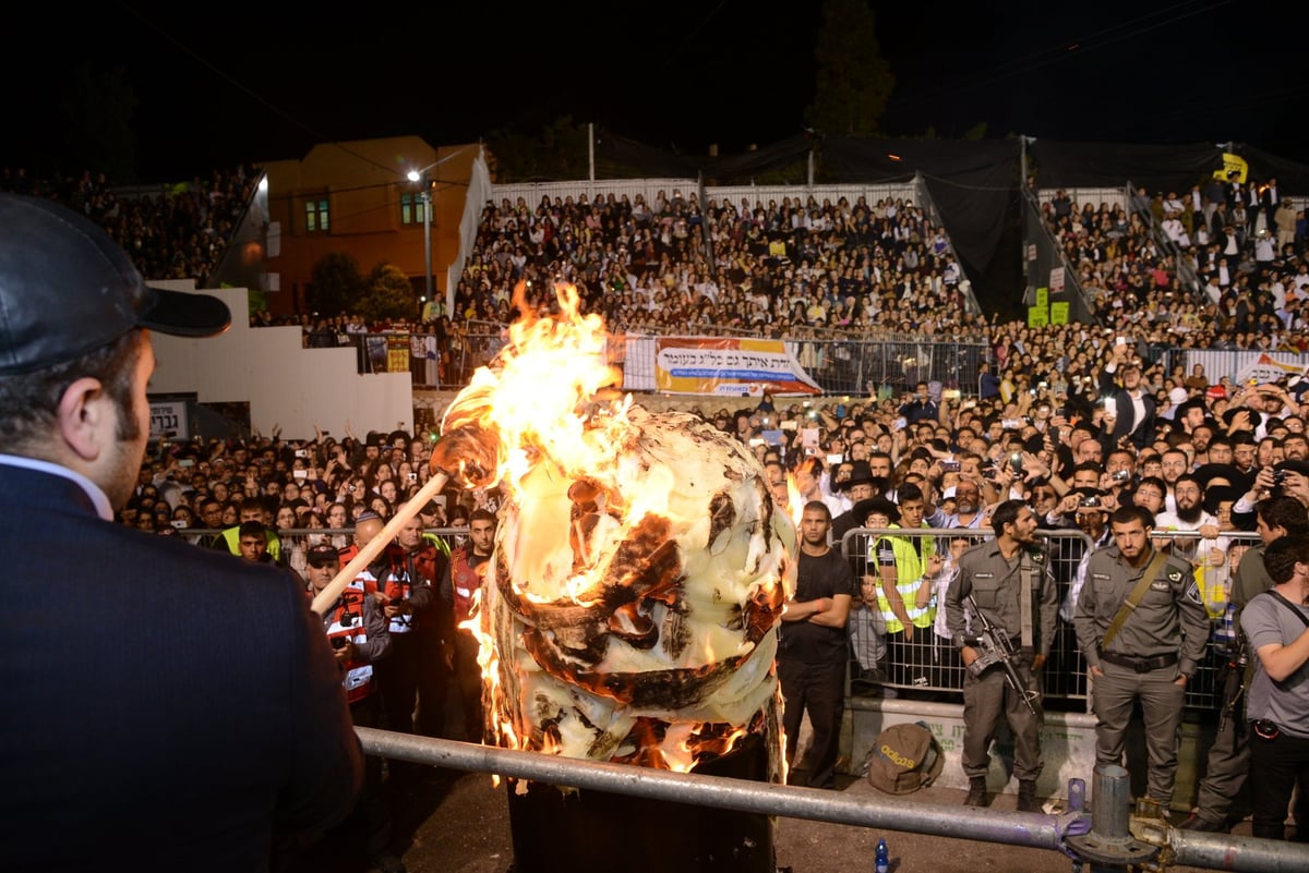 צפו בתיעוד: ההדלקה של הגר"ש עמאר במירון