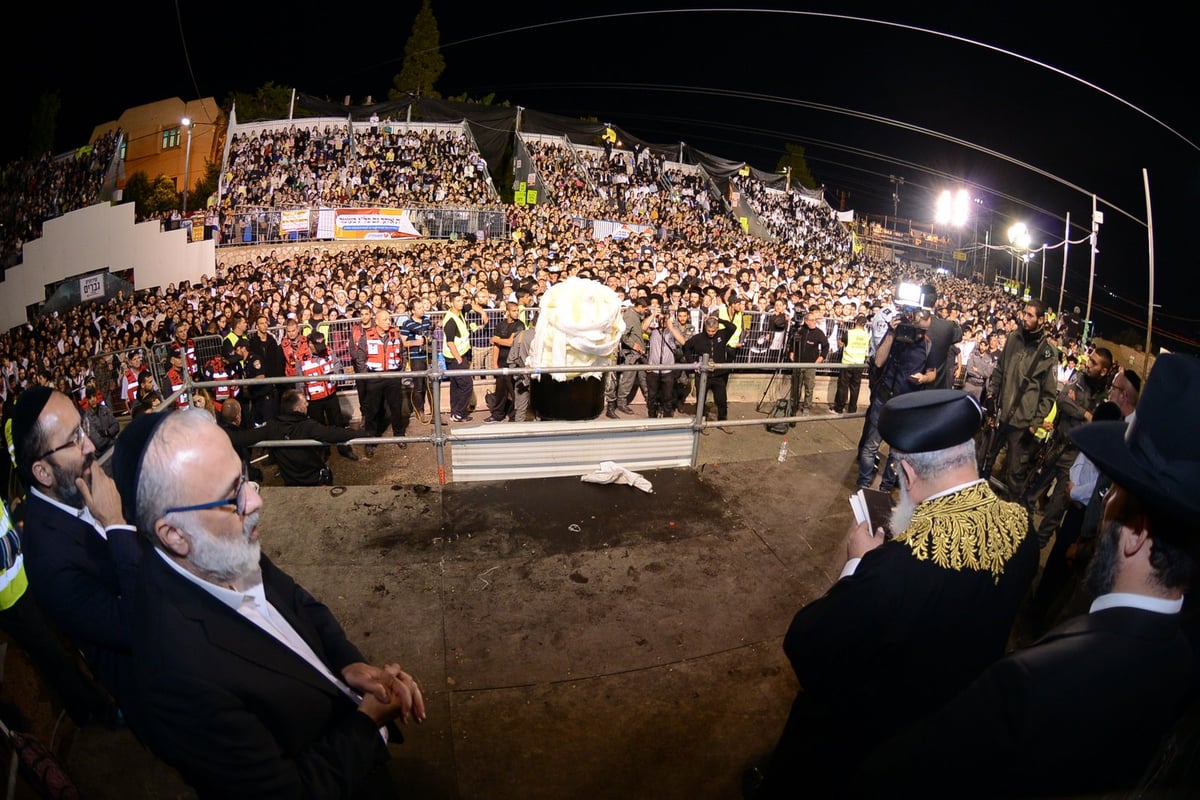 צפו בתיעוד: ההדלקה של הגר"ש עמאר במירון