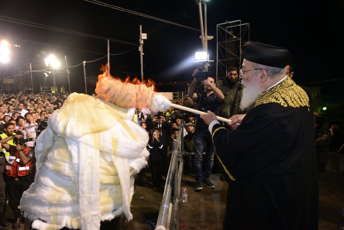 צפו בתיעוד: ההדלקה של הגר"ש עמאר במירון