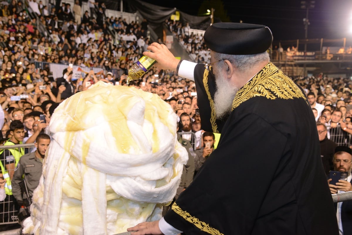 צפו בתיעוד: ההדלקה של הגר"ש עמאר במירון