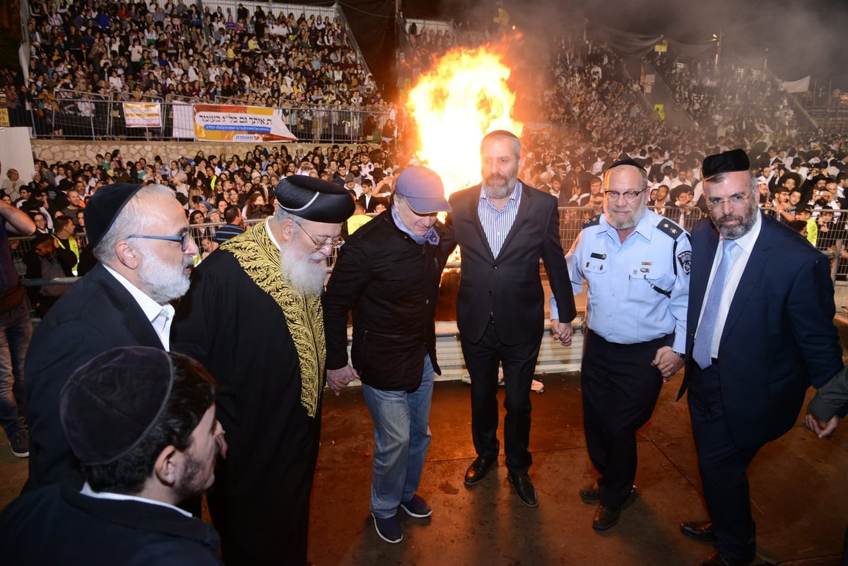 צפו בתיעוד: ההדלקה של הגר"ש עמאר במירון