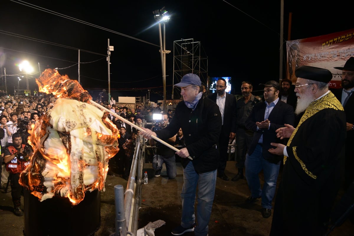 צפו בתיעוד: ההדלקה של הגר"ש עמאר במירון