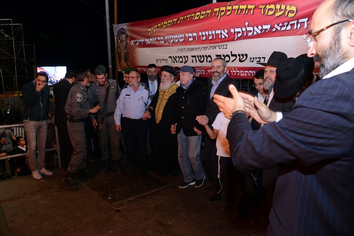 צפו בתיעוד: ההדלקה של הגר"ש עמאר במירון