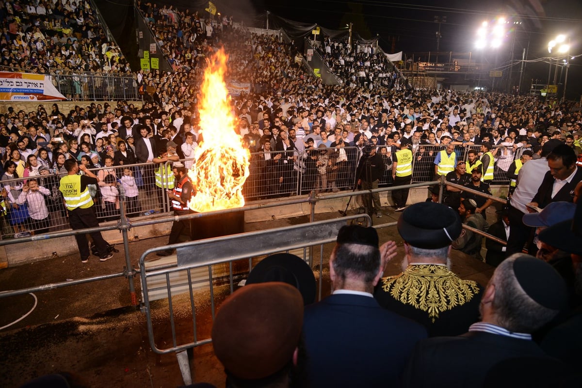 צפו בתיעוד: ההדלקה של הגר"ש עמאר במירון