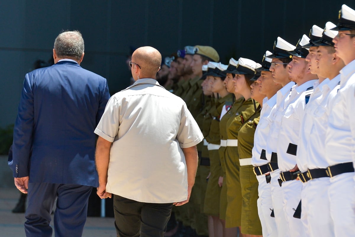 איווט ליברמן נכנס לתפקידו במשרד הביטחון