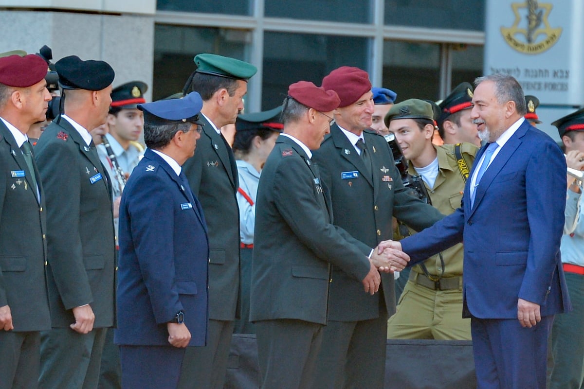 איווט ליברמן נכנס לתפקידו במשרד הביטחון