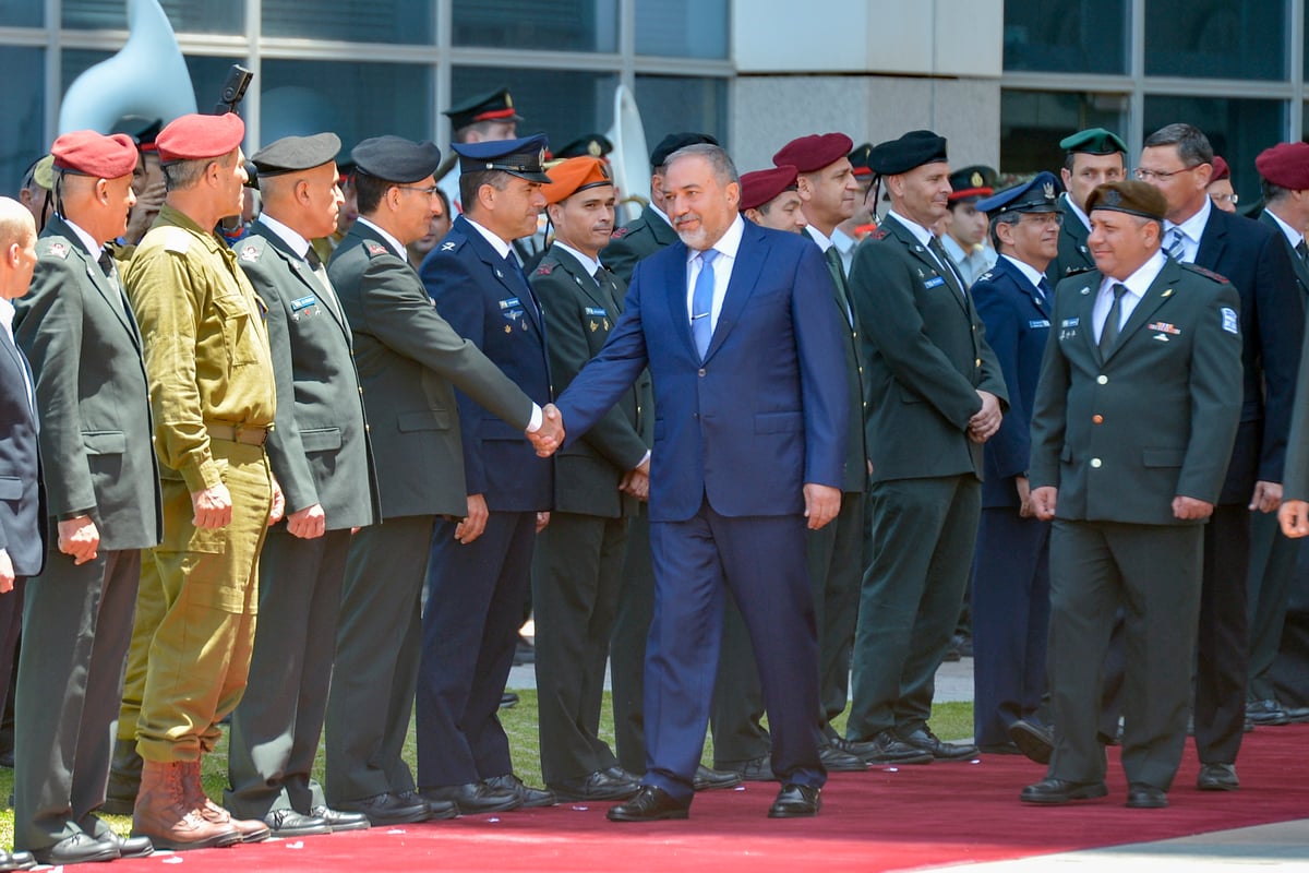 איווט ליברמן נכנס לתפקידו במשרד הביטחון