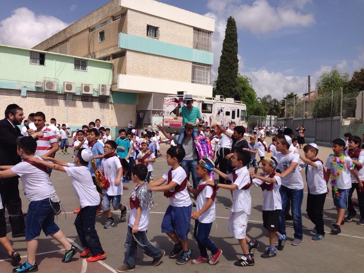 לקראת שבועות: ילדי ישראל מקבלים את התורה ב'טנק' חב"ד