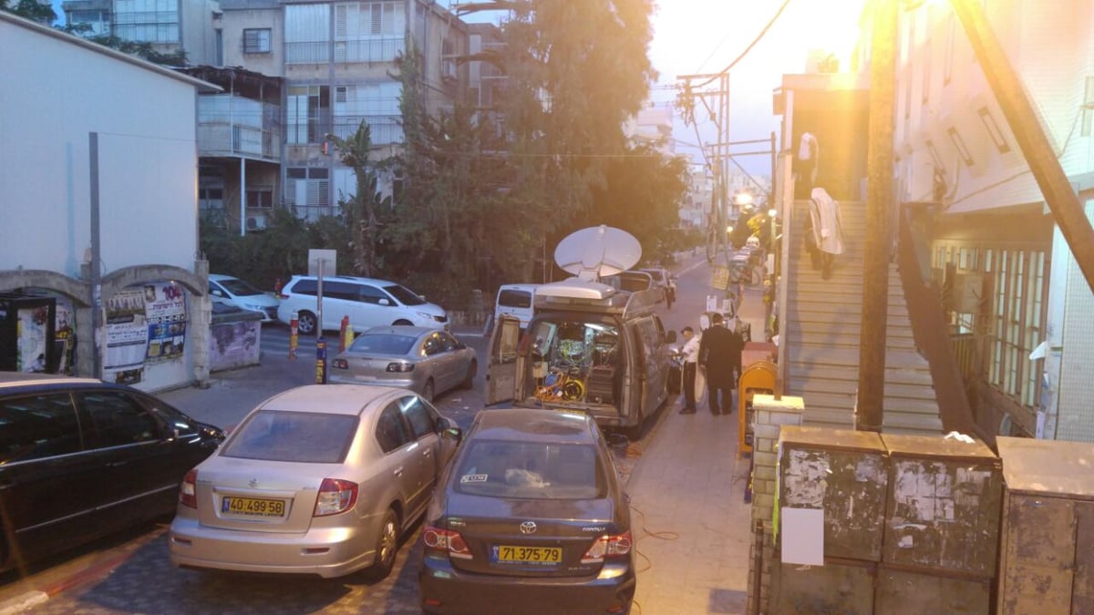 הרכב וצלחת הלווין ברחוב רשב"ם