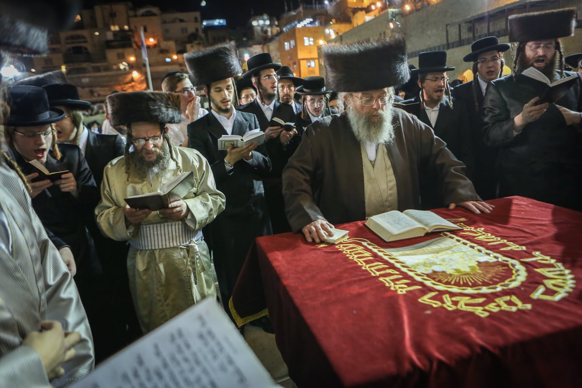 מוצאי שבועות בכותל המערבי • גלריה