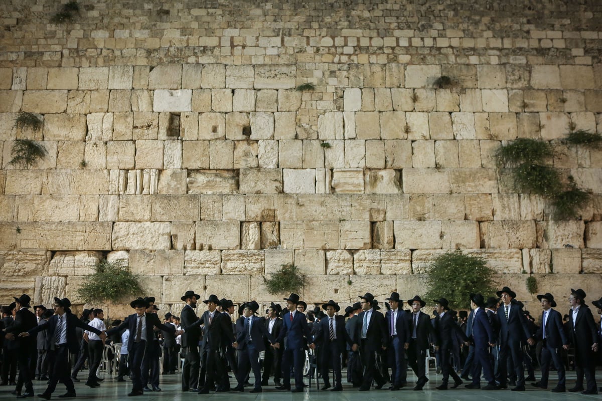 מוצאי שבועות בכותל המערבי • גלריה