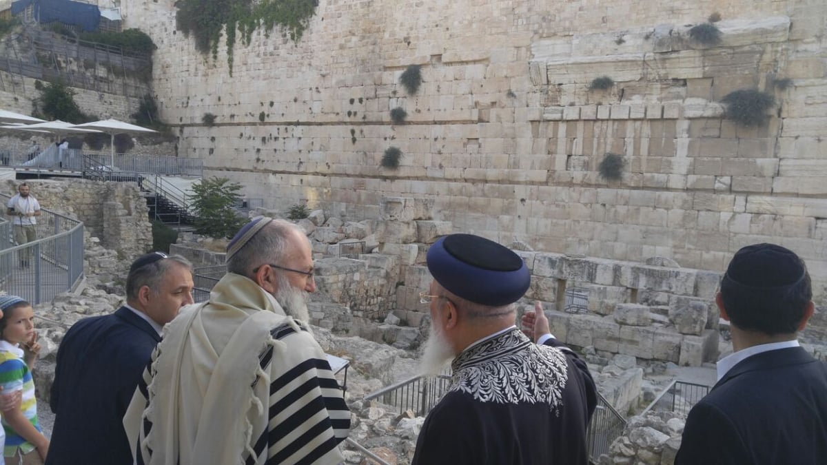 הראשל"צ הגר"ש עמאר התפלל ובכה ב'כותל הרפורמי'