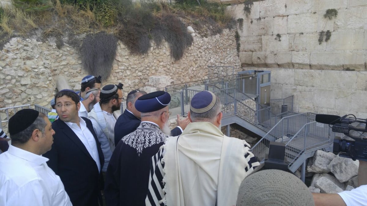 הראשל"צ הגר"ש עמאר התפלל ובכה ב'כותל הרפורמי'