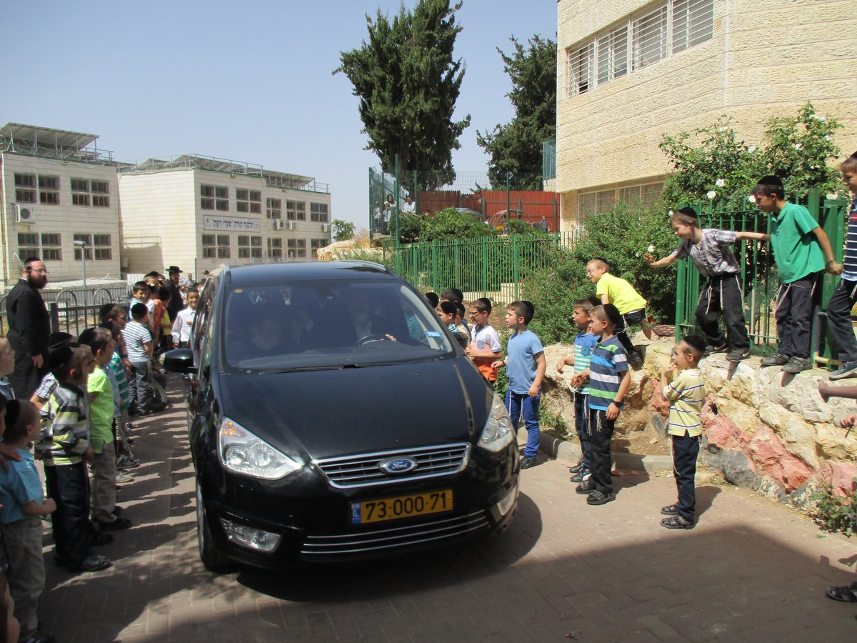 אלף ילדי החיידר התרגשו מביקור מרן הגר"ח קנייבסקי אצלם