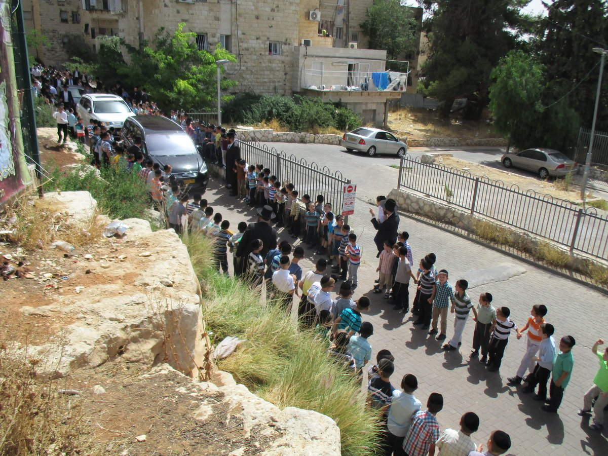 אלף ילדי החיידר התרגשו מביקור מרן הגר"ח קנייבסקי אצלם