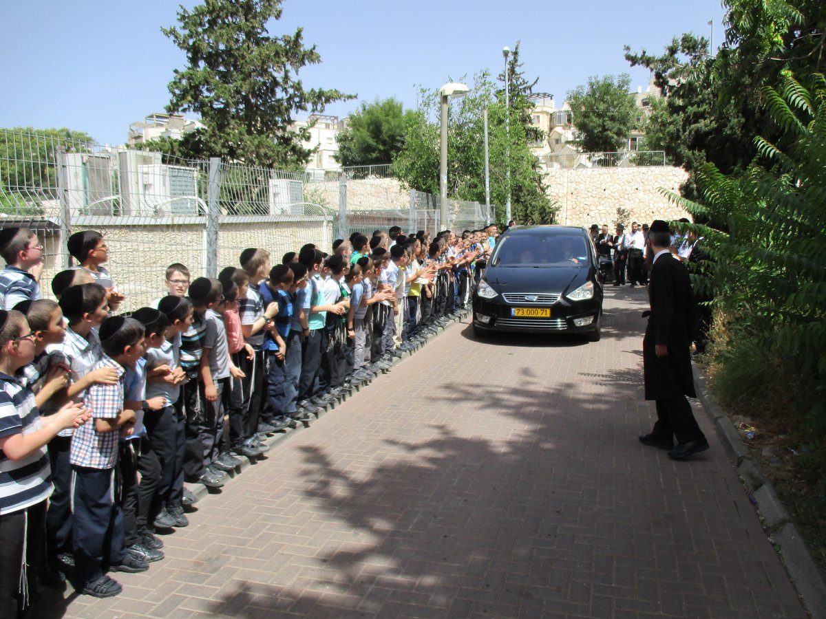 אלף ילדי החיידר התרגשו מביקור מרן הגר"ח קנייבסקי אצלם