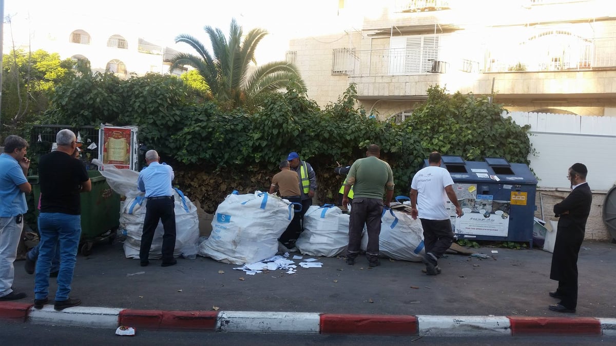 צפו: כשעובדי העירייה דואגים לספרי הקודש