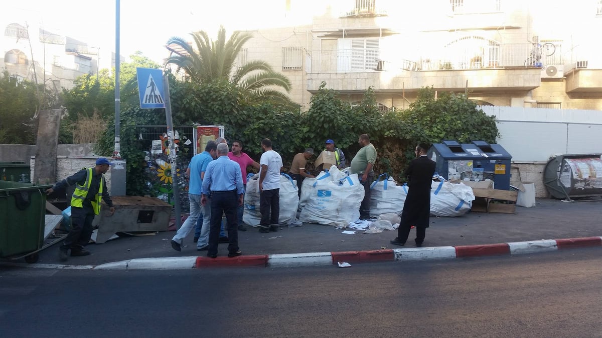 צפו: כשעובדי העירייה דואגים לספרי הקודש