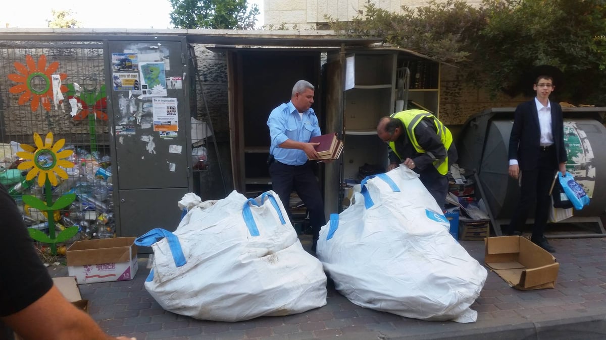 צפו: כשעובדי העירייה דואגים לספרי הקודש