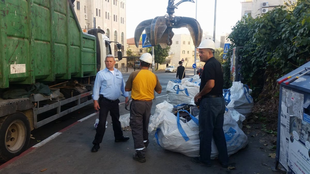 צפו: כשעובדי העירייה דואגים לספרי הקודש