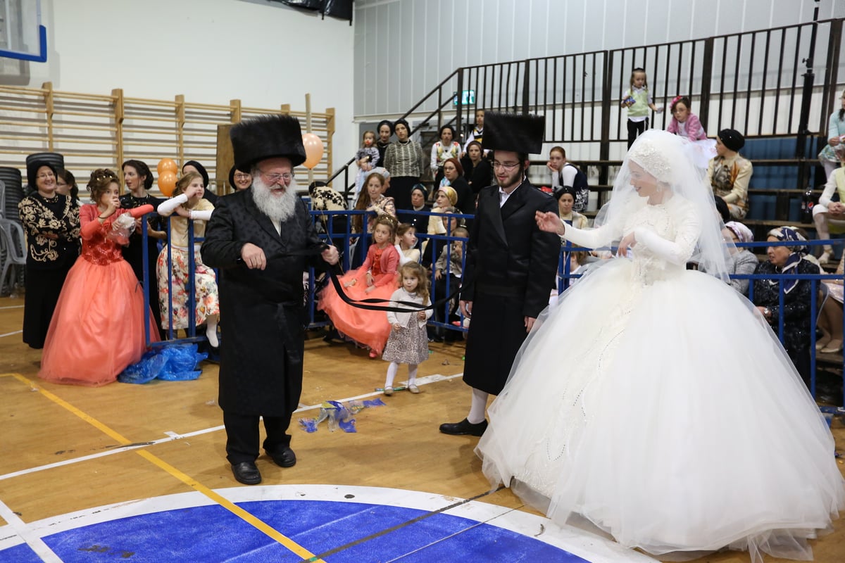 בשעת לילה מאוחרת: האדמו"ר רקד עם הכלה • צפו