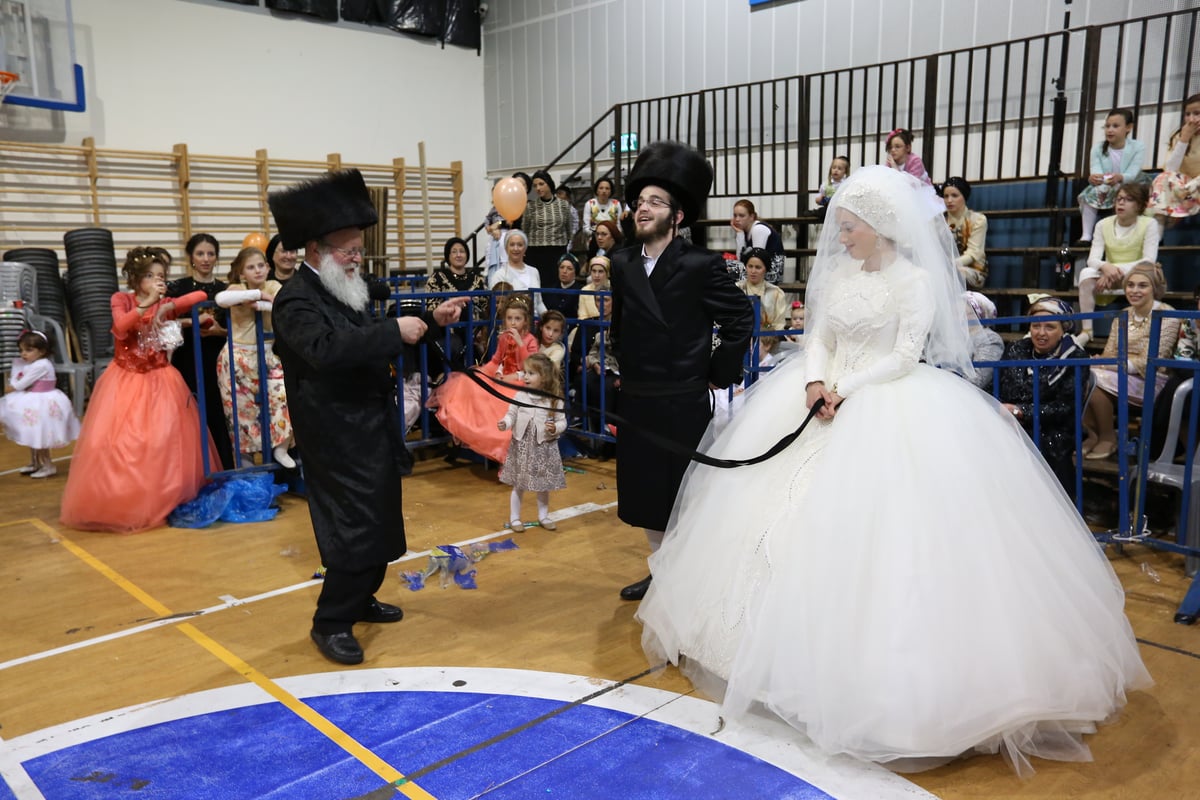 בשעת לילה מאוחרת: האדמו"ר רקד עם הכלה • צפו