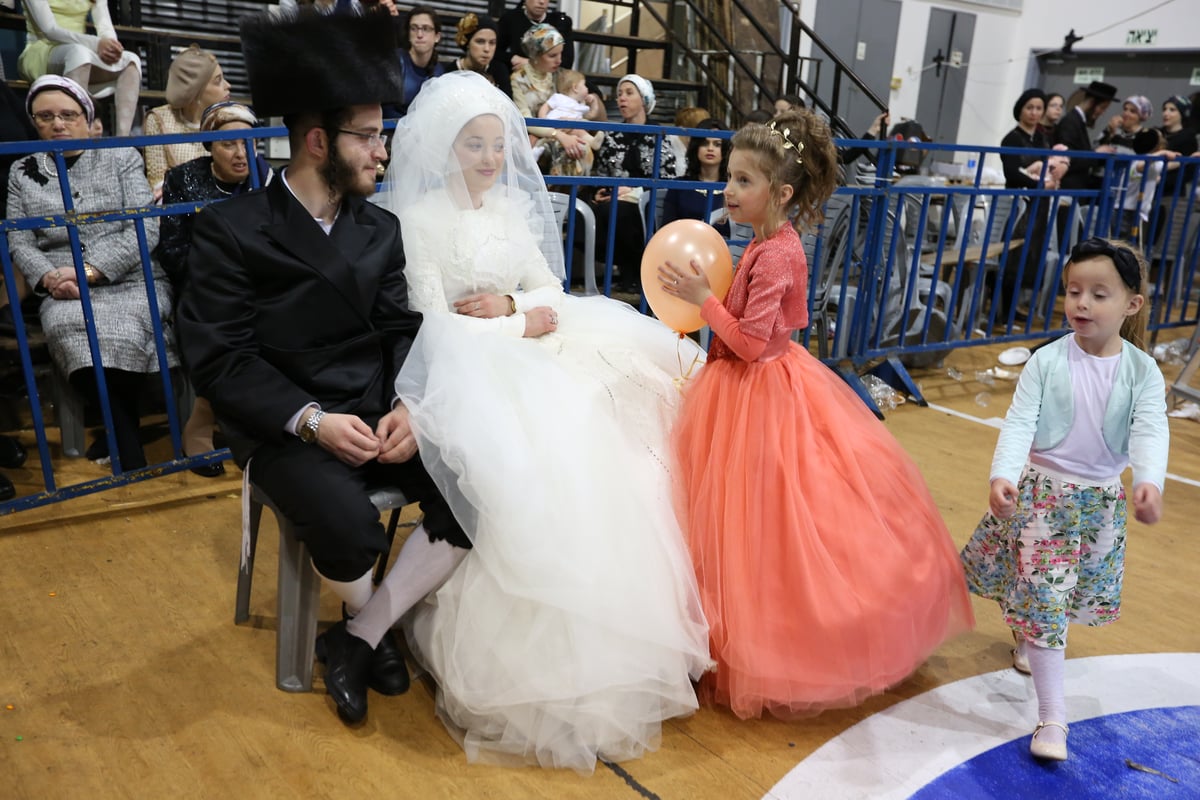 בשעת לילה מאוחרת: האדמו"ר רקד עם הכלה • צפו