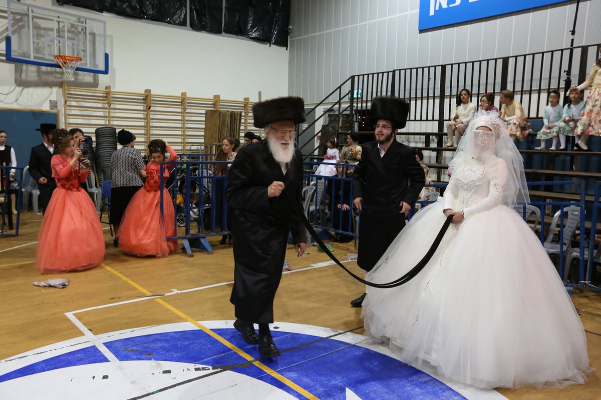 בשעת לילה מאוחרת: האדמו"ר רקד עם הכלה • צפו