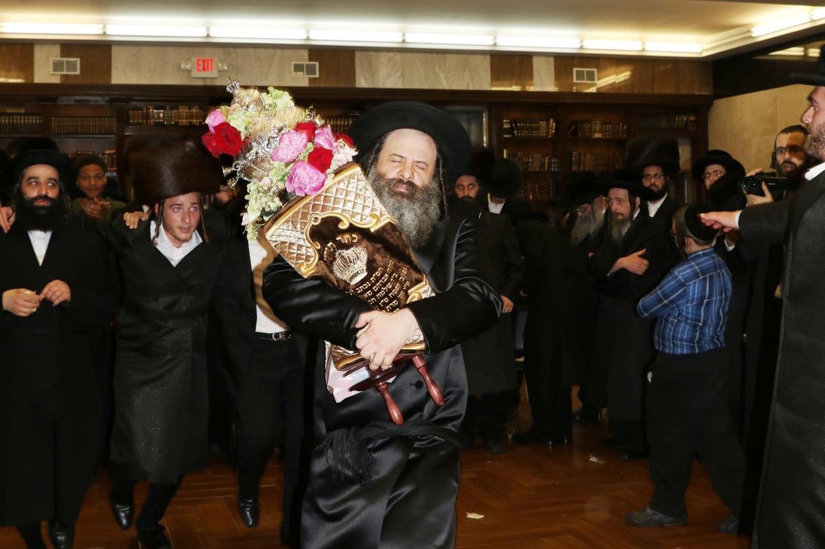 תיעוד ענק: הכנסת ספר תורה בבורו פארק