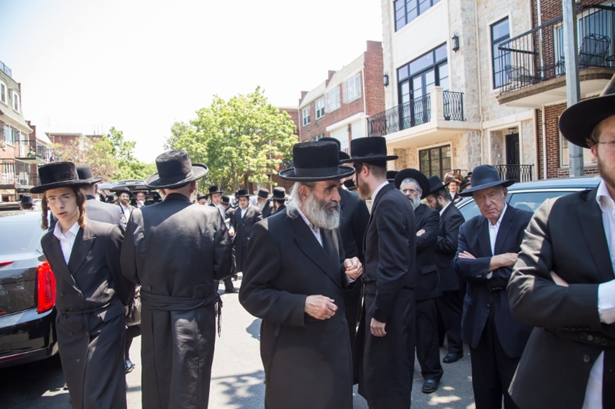 הלווית הרבי מבוסטון בית שמש זצ"ל בבורו פארק