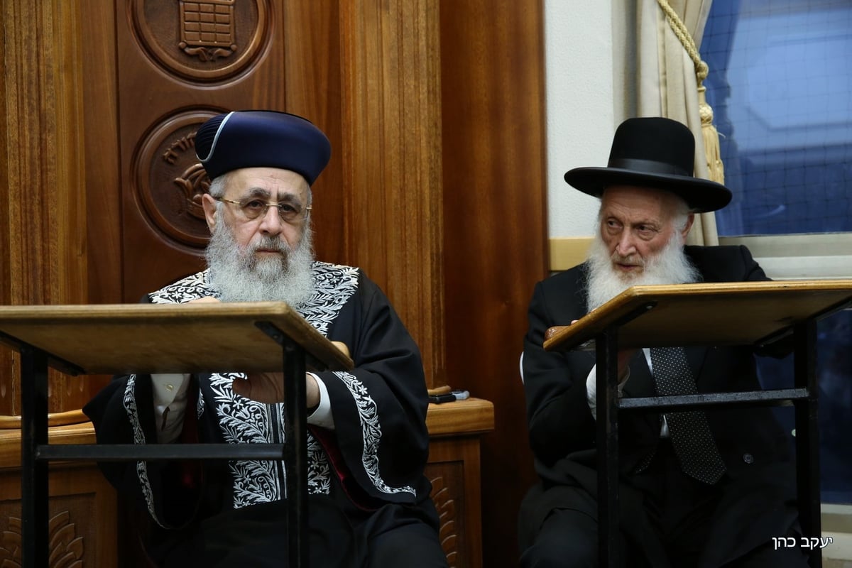 הרבי מבעלזא בא לנחם באמצע עצרת ה'שבעה'. תיעוד