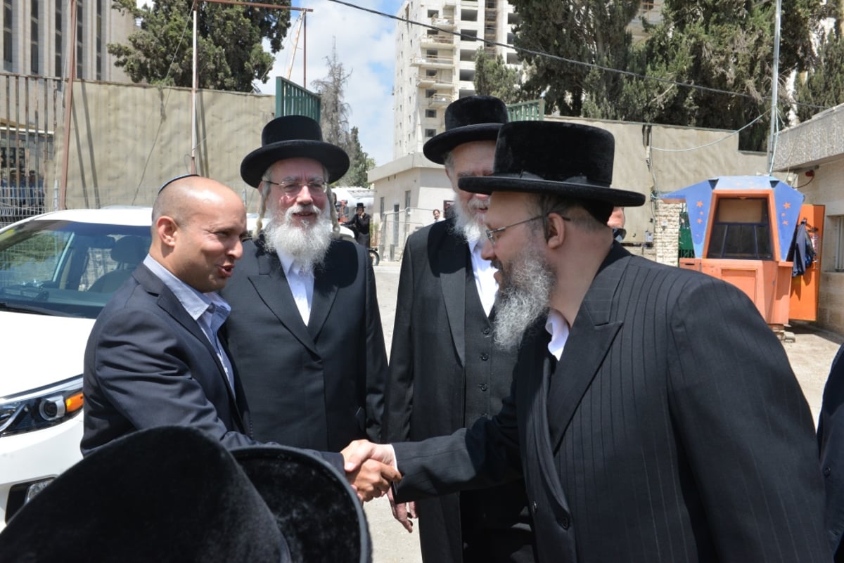 קבלת הפנים החמה לשר החינוך נפתלי בנט ב'בית מלכה' • צפו