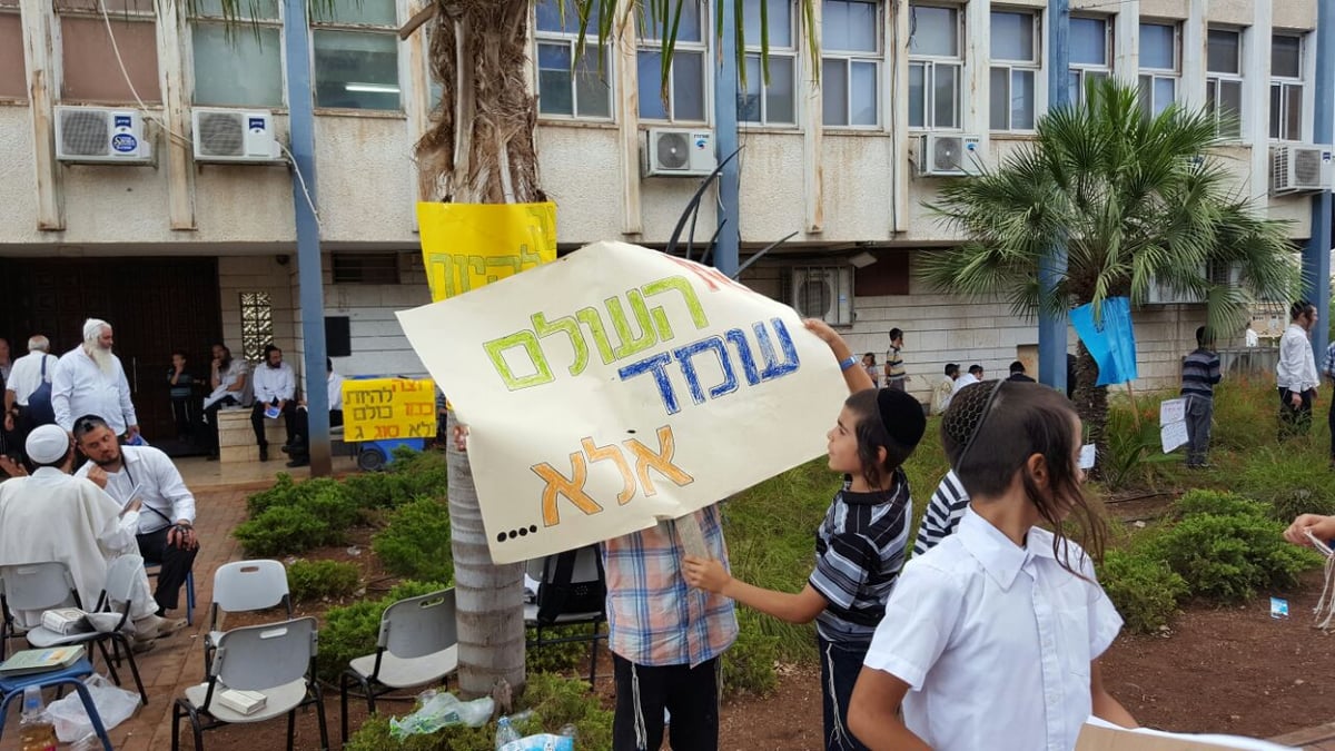 הרב דב קוק יצא להפגין עם הילדים: "לבכות!"