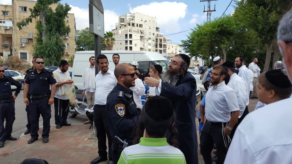 הרב דב קוק יצא להפגין עם הילדים: "לבכות!"