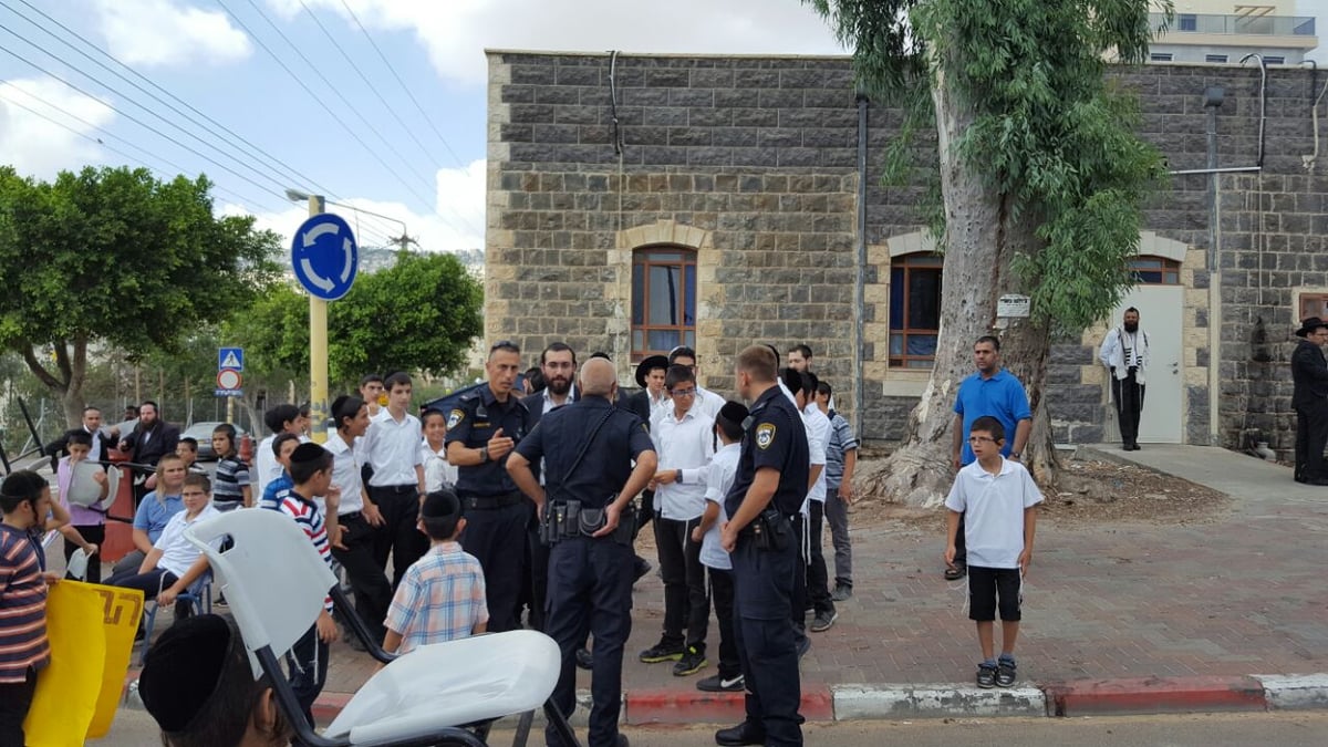 הרב דב קוק יצא להפגין עם הילדים: "לבכות!"