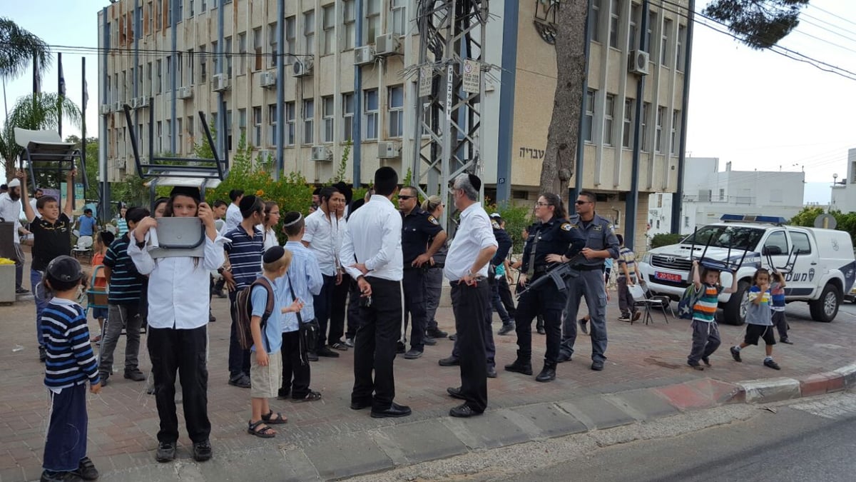 הרב דב קוק יצא להפגין עם הילדים: "לבכות!"