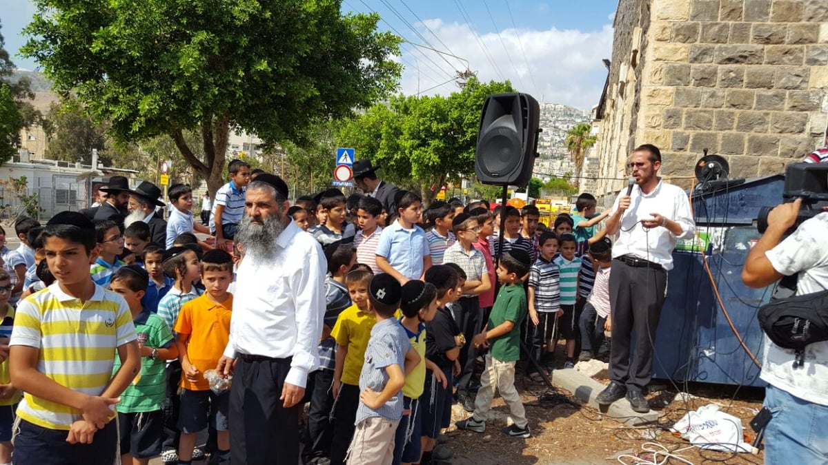 הרב דב קוק יצא להפגין עם הילדים: "לבכות!"