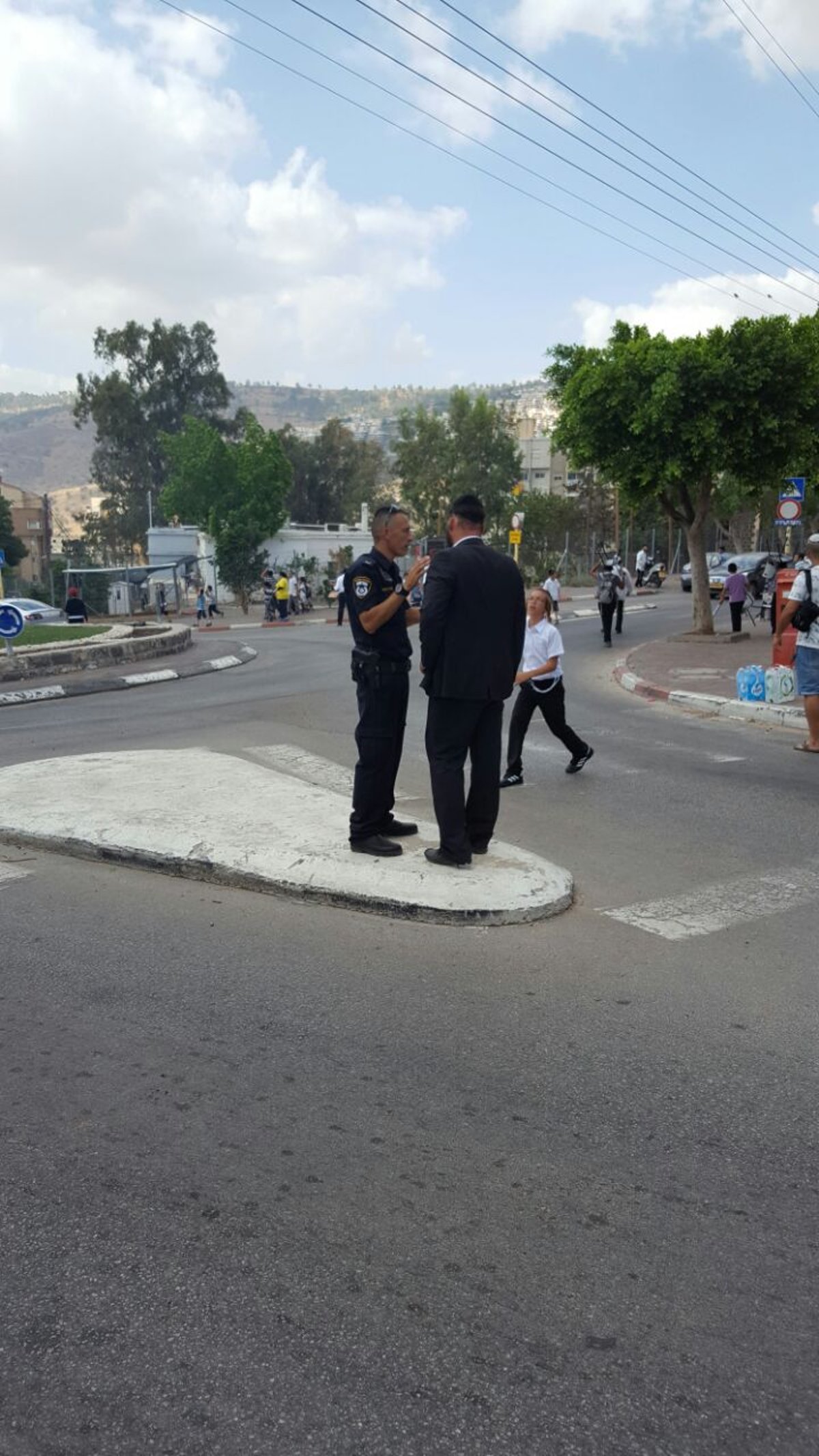 הרב דב קוק יצא להפגין עם הילדים: "לבכות!"