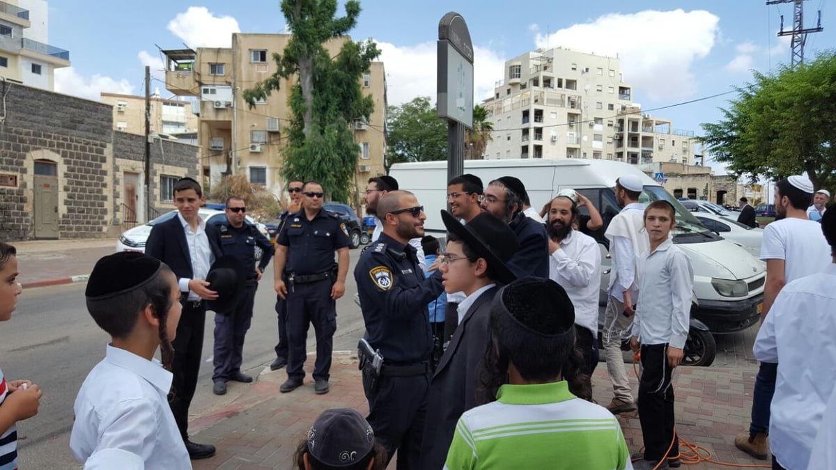 הרב דב קוק יצא להפגין עם הילדים: "לבכות!"