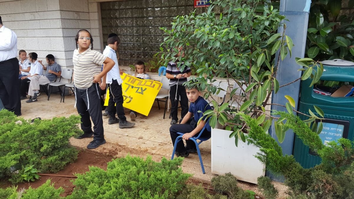 הרב דב קוק יצא להפגין עם הילדים: "לבכות!"