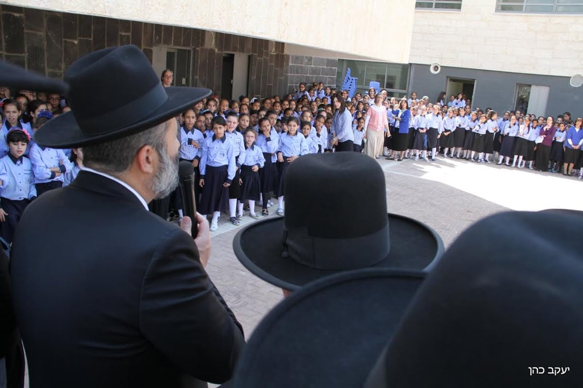 דרעי מבקר במוסדות חינוך באלעד, בתחילת השנה