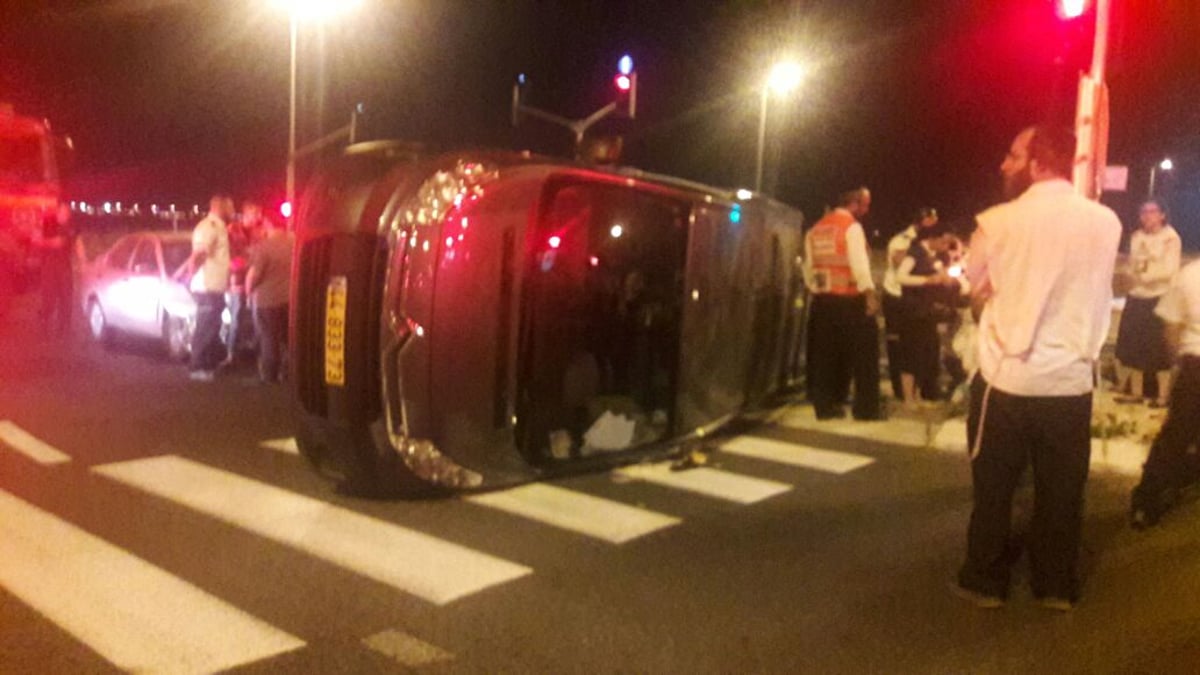 הרכב הפך במרכז הכביש