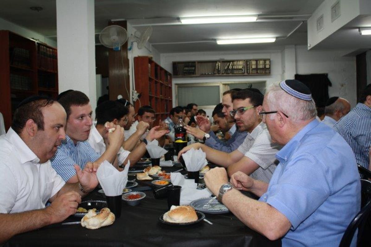 תיעוד: קהילת "בית אבא" סיימה מסכת קידושין