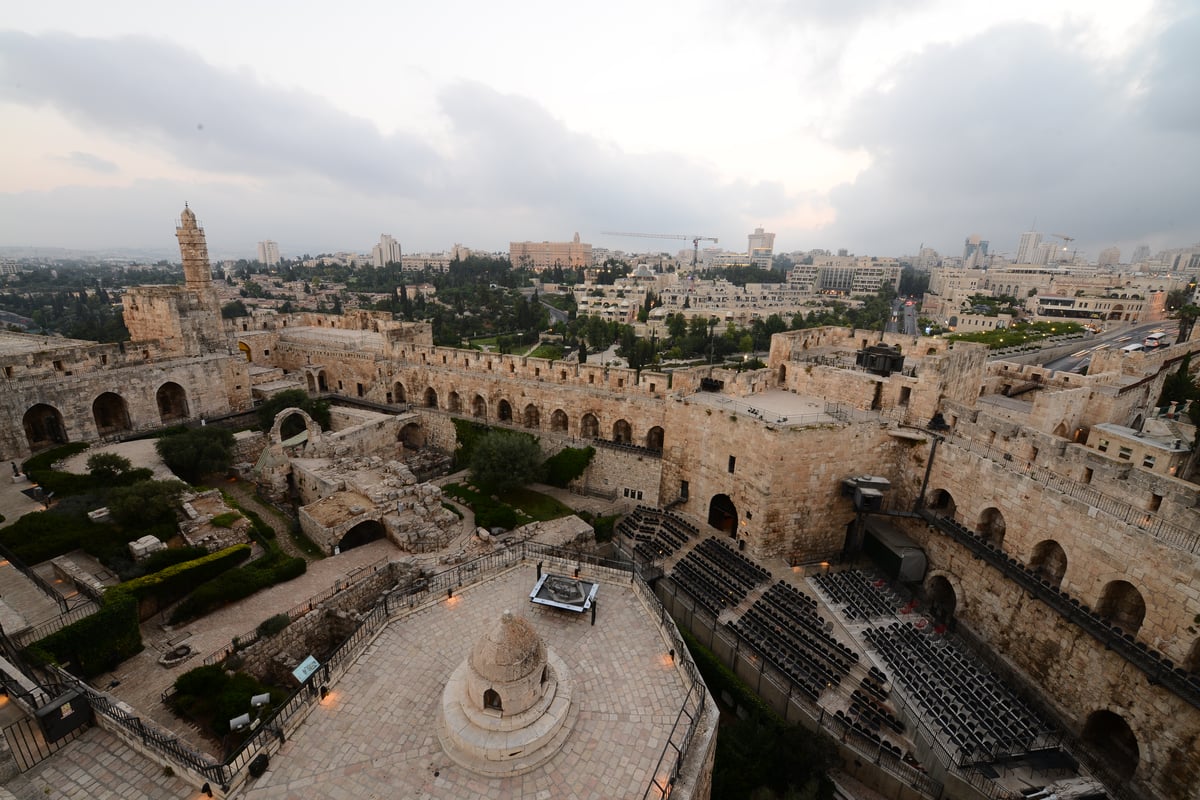 מרהיב ביופיו: מגדל דוד בשקיעה ובמופע אור קולי