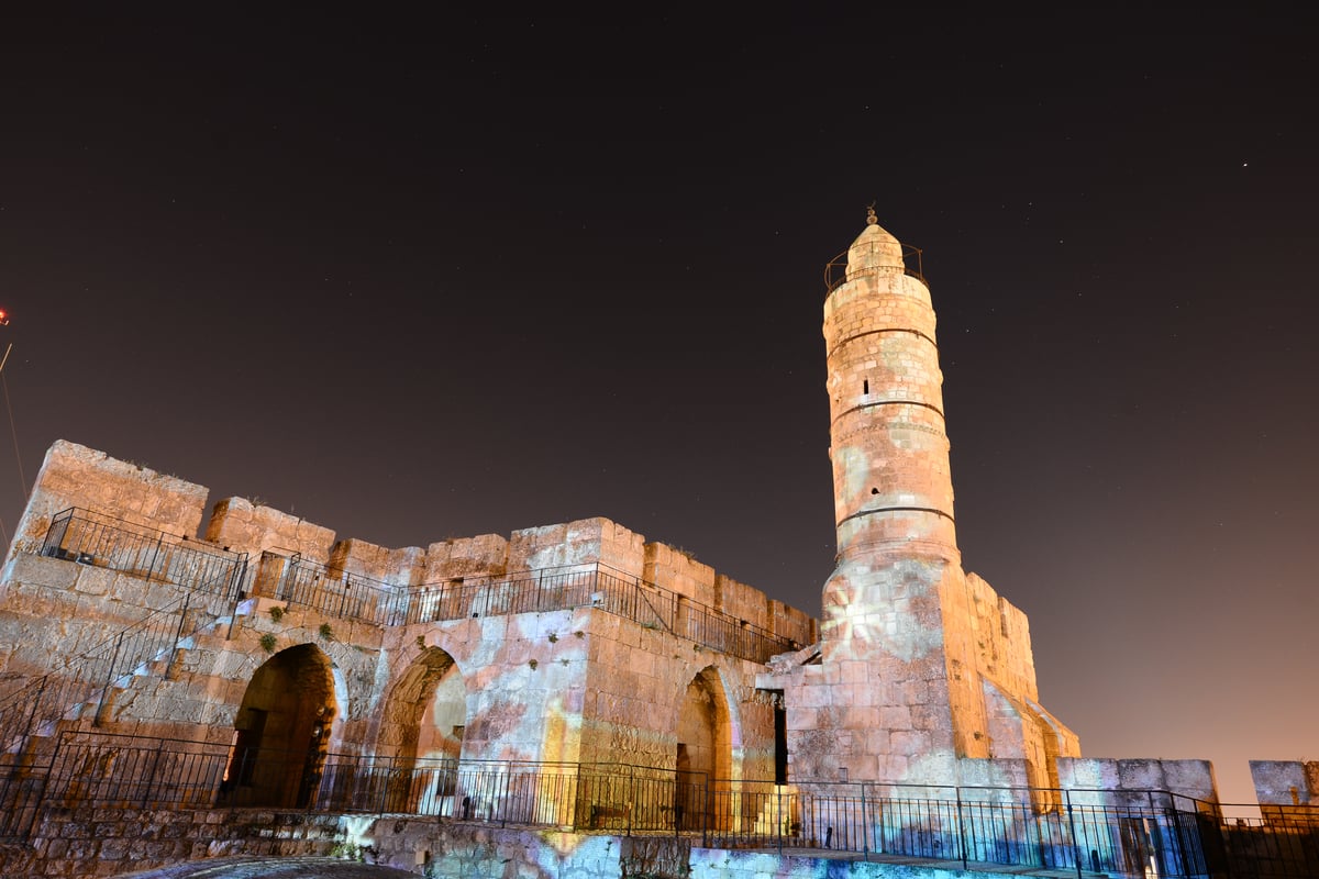 מרהיב ביופיו: מגדל דוד בשקיעה ובמופע אור קולי