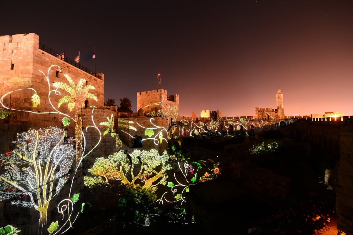 מרהיב ביופיו: מגדל דוד בשקיעה ובמופע אור קולי