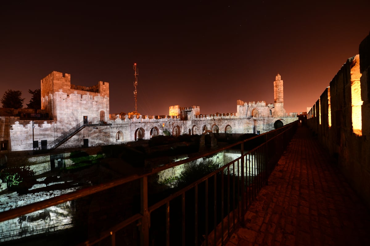 מרהיב ביופיו: מגדל דוד בשקיעה ובמופע אור קולי