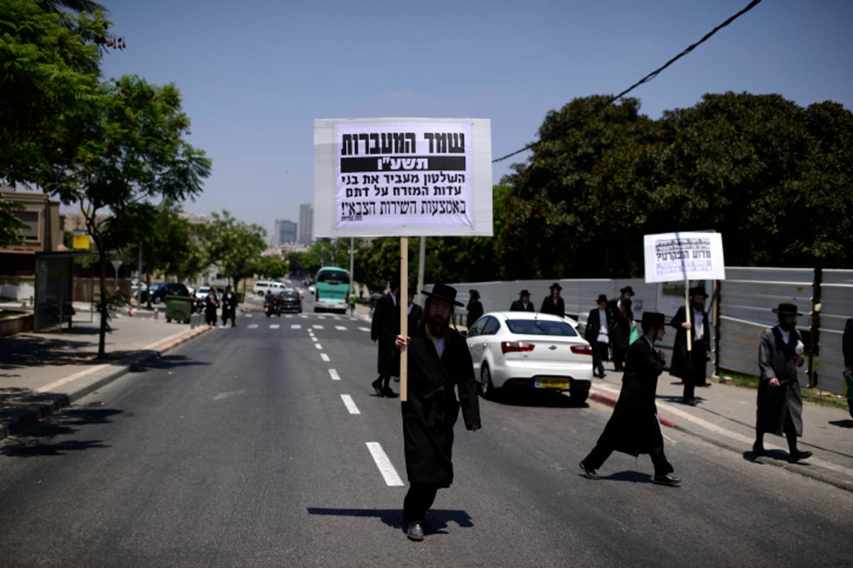 אנשי 'העדה החרדית' הפגינו בעד העריק הספרדי