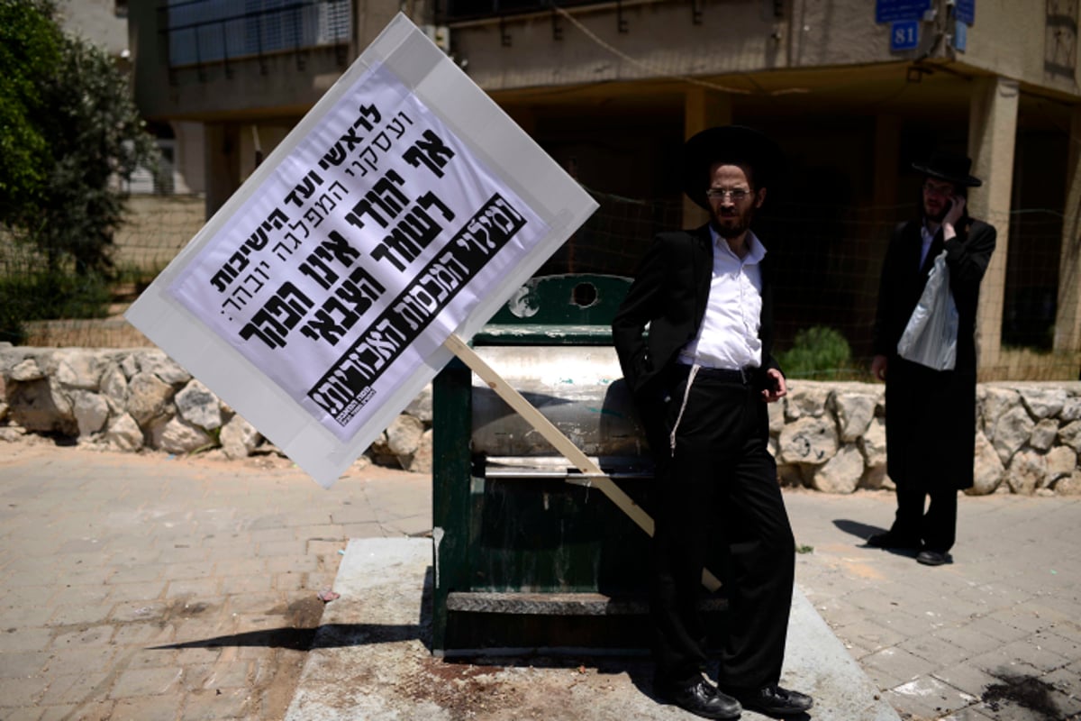 אנשי 'העדה החרדית' הפגינו בעד העריק הספרדי