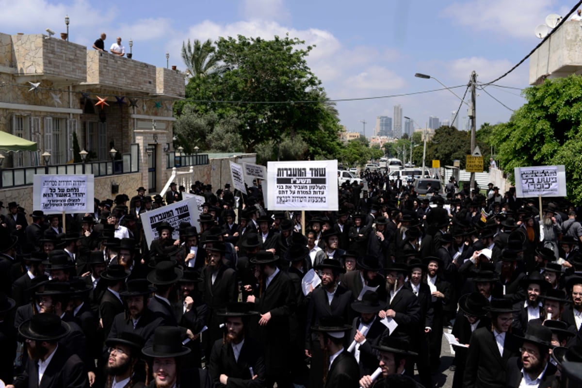 אנשי 'העדה החרדית' הפגינו בעד העריק הספרדי